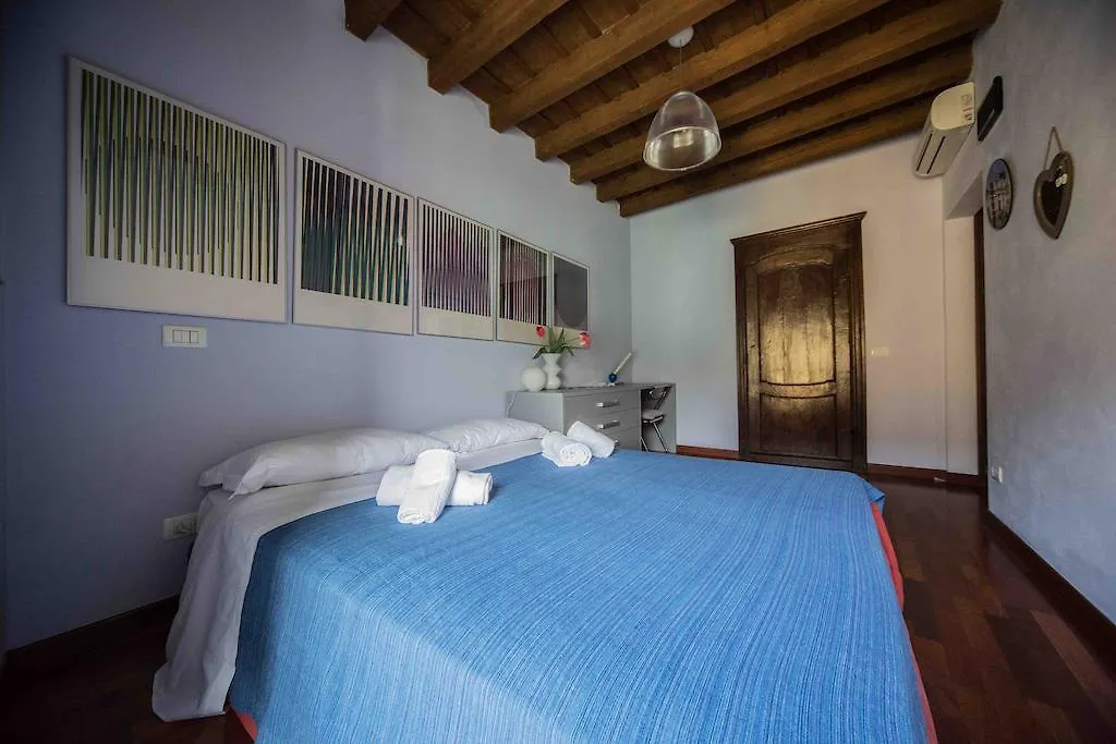 Fleur De Lis Apartment Bergamo Italy